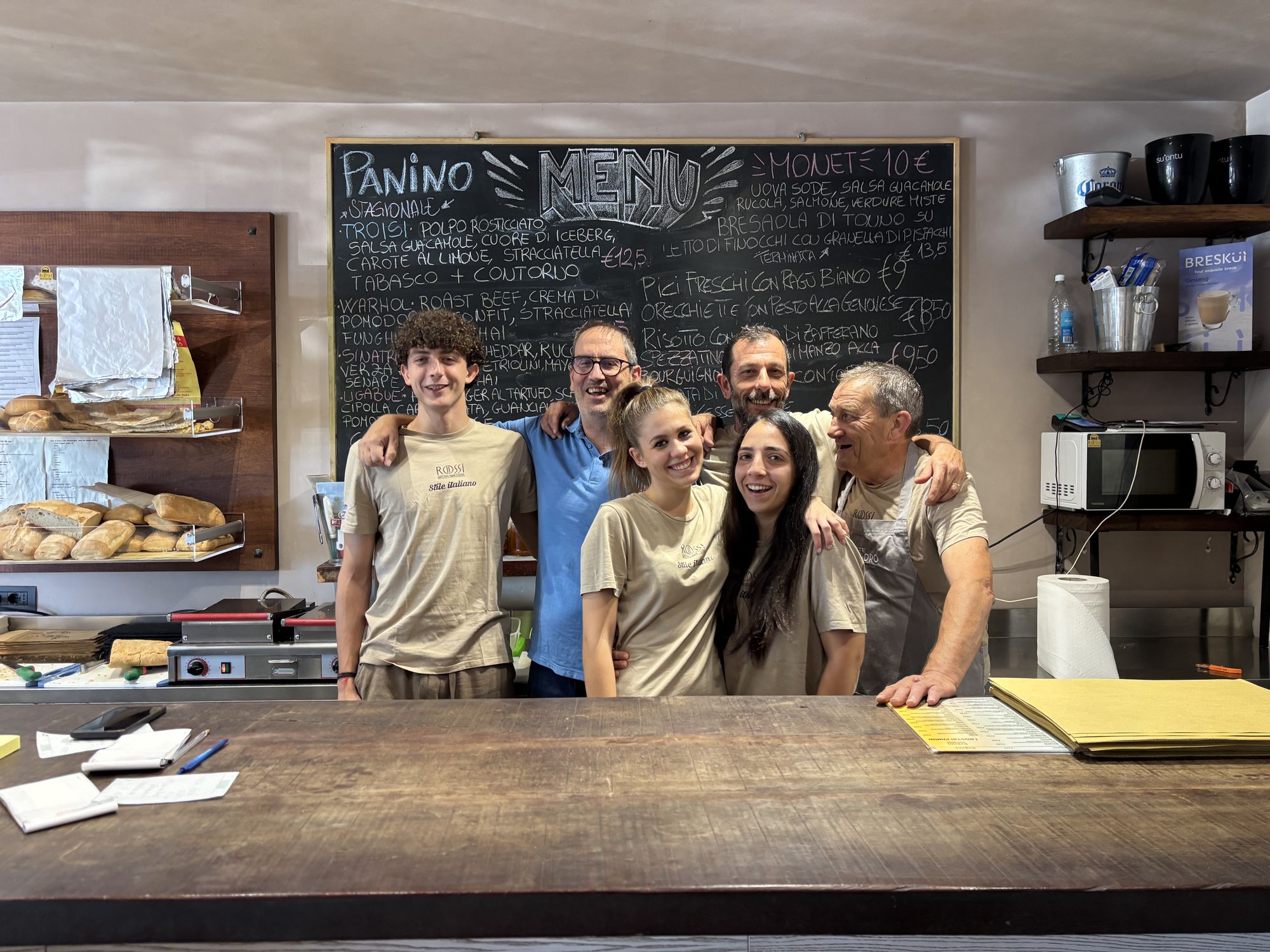 La squadra di Rossi dietro il banco, in via Duilio Mainella a Viterbo