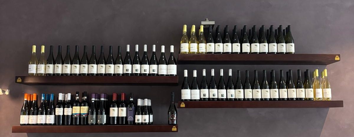 Lo scaffale dei vini nel locale